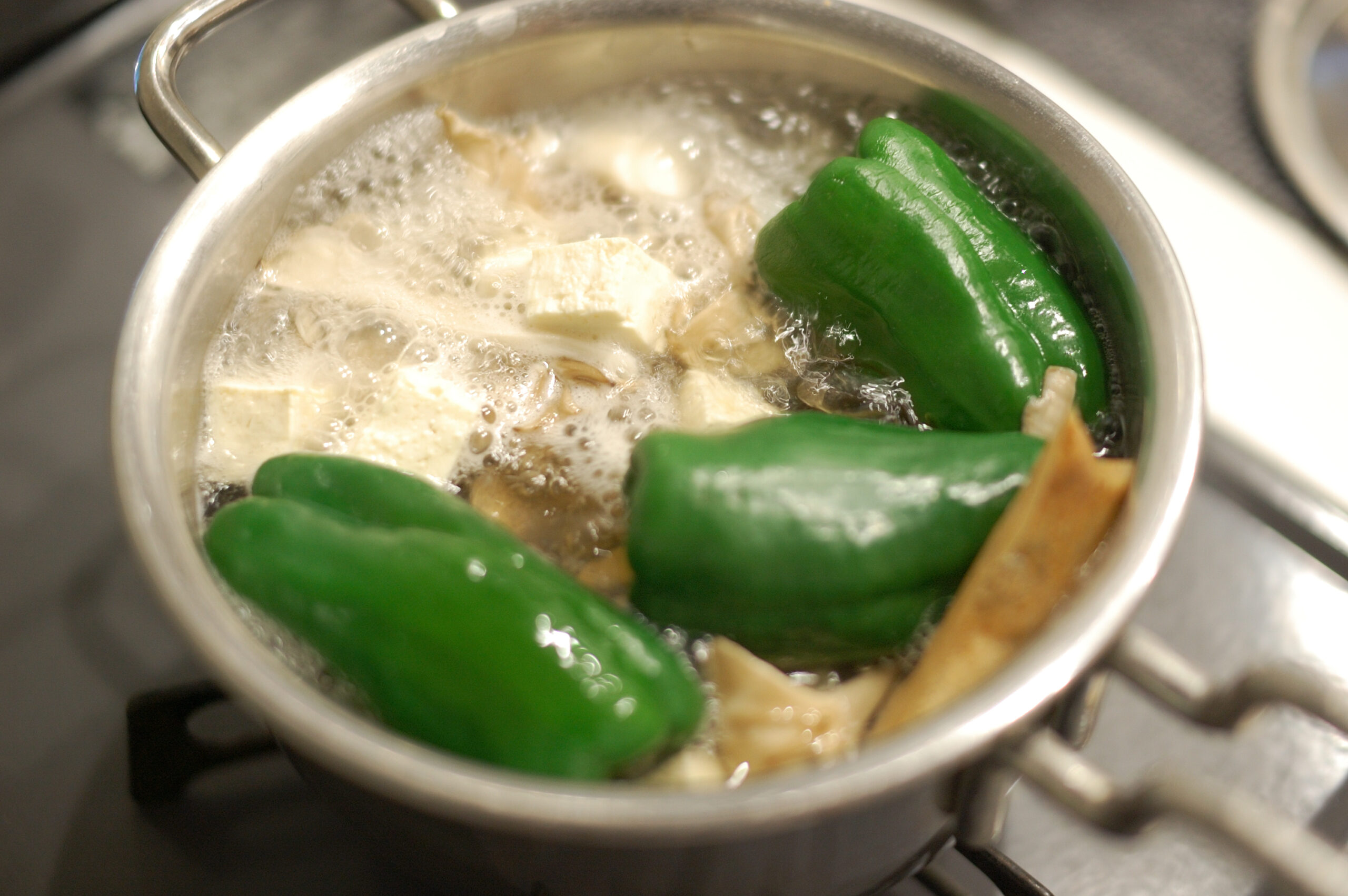 大根、豆腐、まいたけとピーマン丸ごとお味噌汁