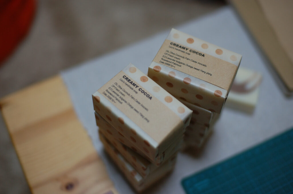 ココアパウダー入りの石鹸。包装済み。